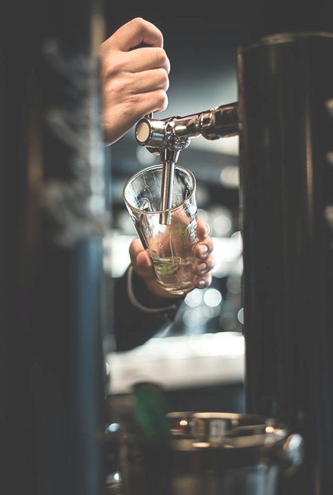 Bartender pouring Veenus